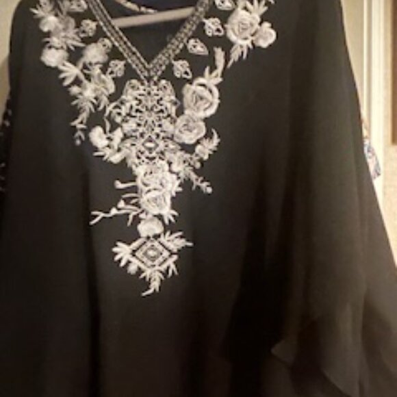 Calessa 2X Beautiful embroidered Women's Top NWT - Picture 2 of 6